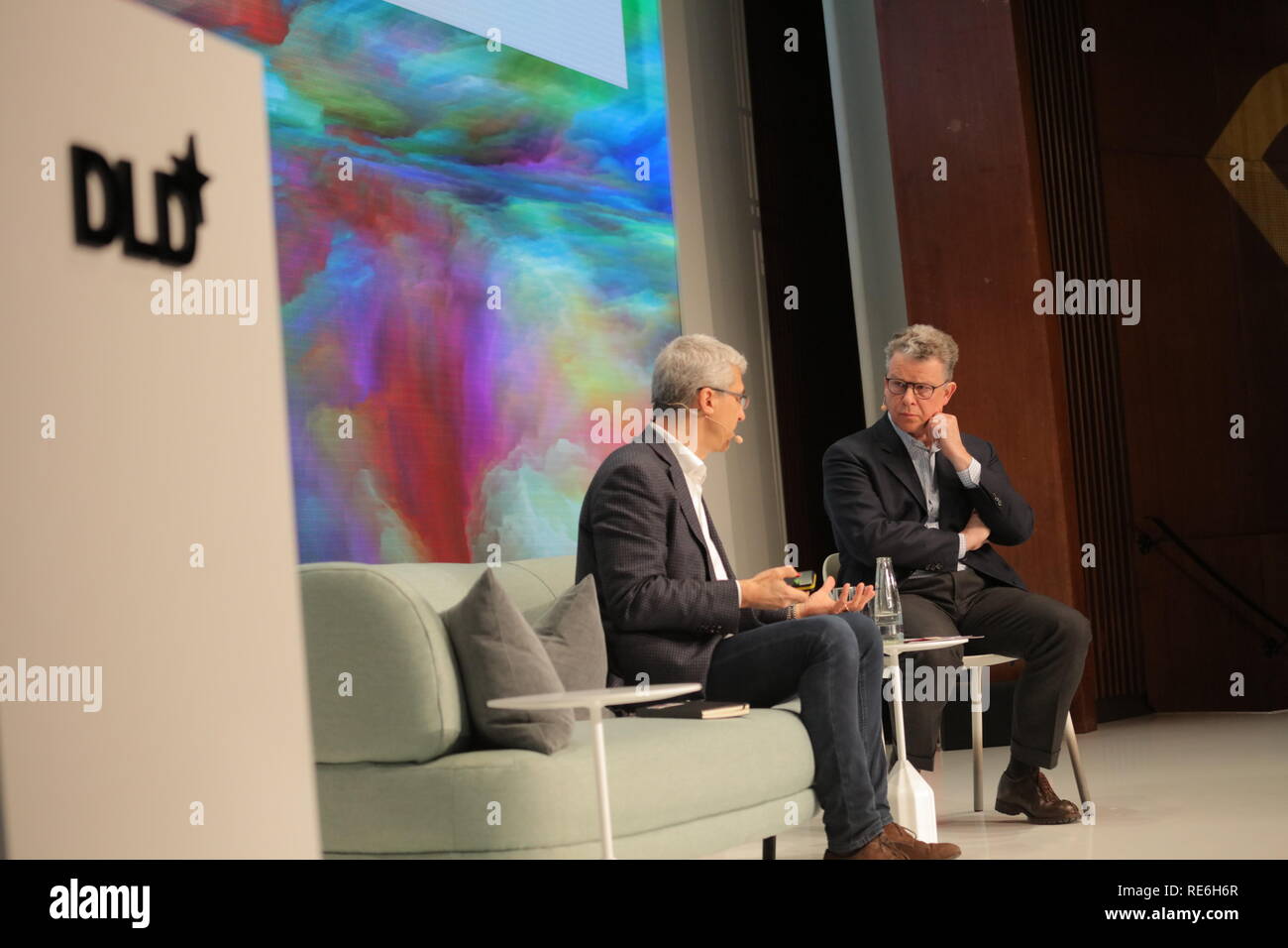 Monaco di Baviera, Germania. Xx gen, 2019. (L-R) Diego Piacentini, Italien governo e Paul-Bernhard Kallen, Hubert Burda Media nella conversazione a la DLD conferenza di Monaco 2019, EuropeÕs grande conferenza Innovazione, Alte Kongresshalle, Monaco di Baviera, Gennaio 20, 2019 Free press immagine © Foto Alleanza per la DLD | Verwendung weltweit Credito: dpa/Alamy Live News Foto Stock