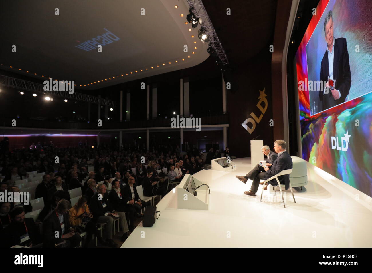 (L-R) Diego Piacentini, Italien governo e Paul-Bernhard Kallen, Hubert Burda Media nella conversazione a la DLD conferenza di Monaco 2019, EuropeÕs grande conferenza Innovazione, Alte Kongresshalle, Monaco di Baviera, Gennaio 20, 2019 Free press immagine © Foto Alleanza per la DLD | Verwendung weltweit Foto Stock