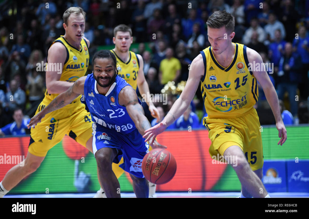 Francoforte, Germania. Xx gen, 2019. Il 20 gennaio 2019, Assia, Frankfurt/Main: Basket: BBL Cup, Skyliners Francoforte - ALBA Berlino, semi-finale in Fraport Arena. Francoforte sul Meno si Quantez Robertson (secondo da sinistra) tenta di rubare la palla da Martin Hermannsson (r) da Berlino. Berlinese di Hendrik Drescher (l) e Rokas Giedraitis seguire la scena. Foto: Arne Dedert/dpa Credito: dpa picture alliance/Alamy Live News Foto Stock