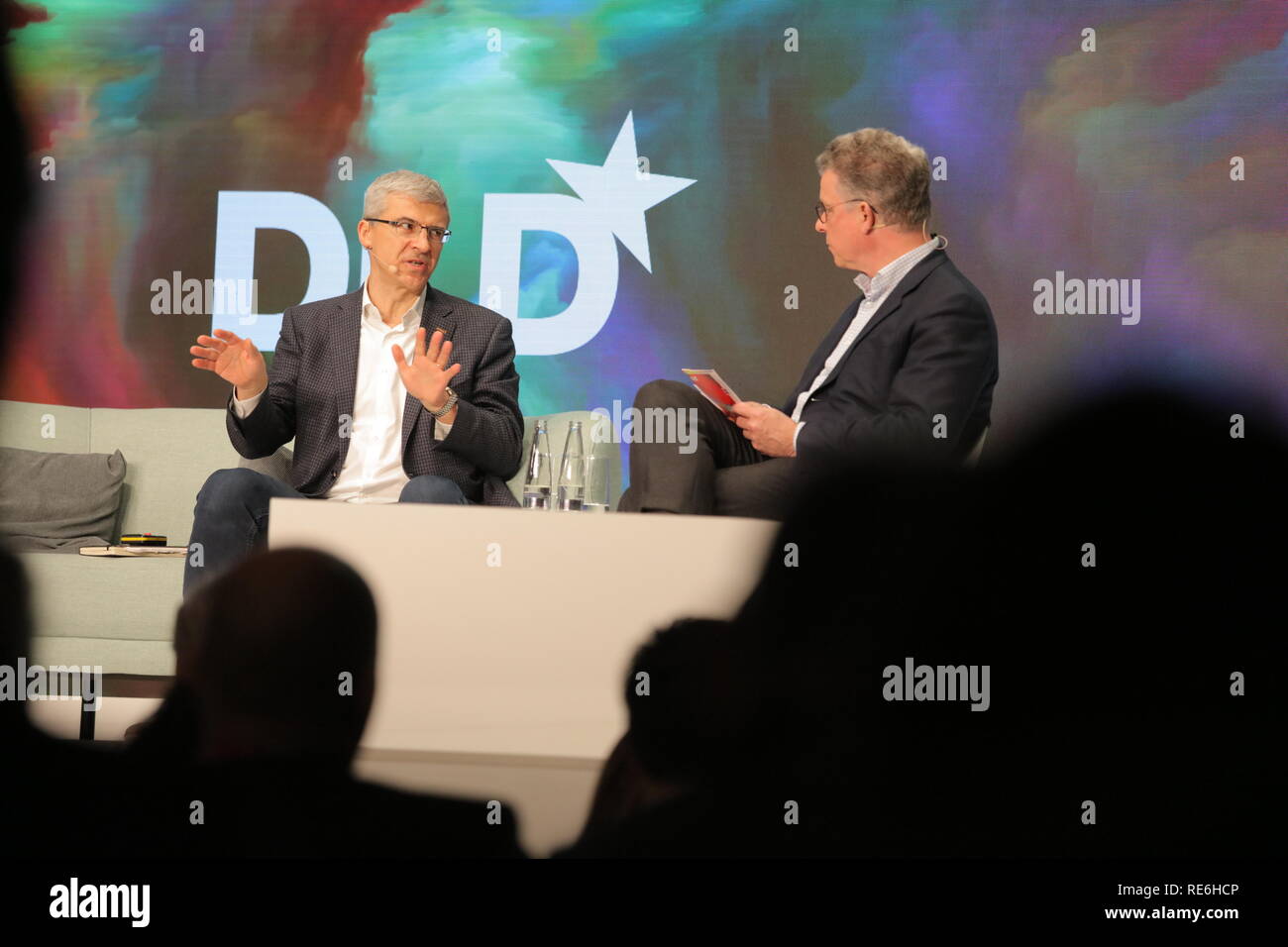 (L-R) Diego Piacentini, Italien governo e Paul-Bernhard Kallen, Hubert Burda Media nella conversazione a la DLD conferenza di Monaco 2019, EuropeÕs grande conferenza Innovazione, Alte Kongresshalle, Monaco di Baviera, Gennaio 20, 2019 Free press immagine © Foto Alleanza per la DLD | Verwendung weltweit Foto Stock