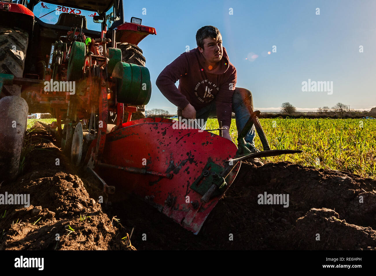 Rossmore, Irlanda. Xx gen, 2019. James O'Sullivan da Bandon rende alcuni adeguamenti al suo aratro durante l'aratura match tenutosi a Rossmore oggi. Credito: Andy Gibson/Alamy Live News. Foto Stock