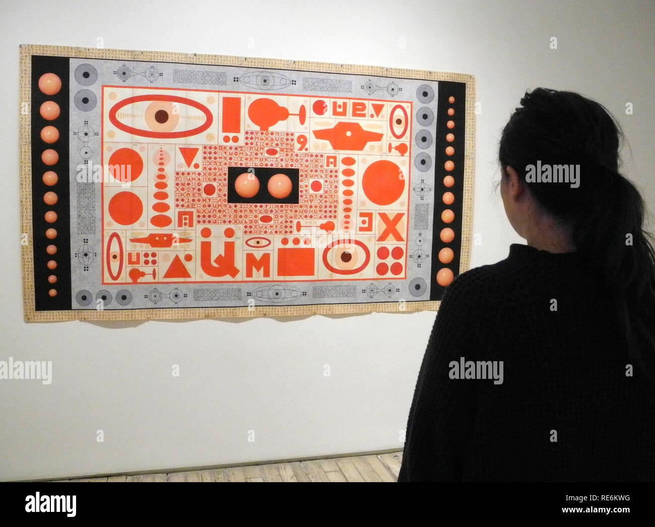 New York, Stati Uniti d'America. 16 gennaio, 2019. Il lavoro "astronave rossa (UR OM UM OX UH)' dall'artista Karla cavaliere può essere visto nella mostra "14 aprile 1561" al Andrew Edlin Gallery. Il titolo della mostra si riferisce alla data nel XVI secolo quando presumibilmente sconosciuto oggetti volanti (UFO) sono state avvistate su Norimberga. La base per le speculazioni a Norimberga è una xilografia dalla stampa tipografica STAMPANTE H. Glaser. Varie sfere, falci e altri oggetti galleggiare sopra la città. Credito: Johannes Schmitt-Tegge/dpa/Alamy Live News Foto Stock