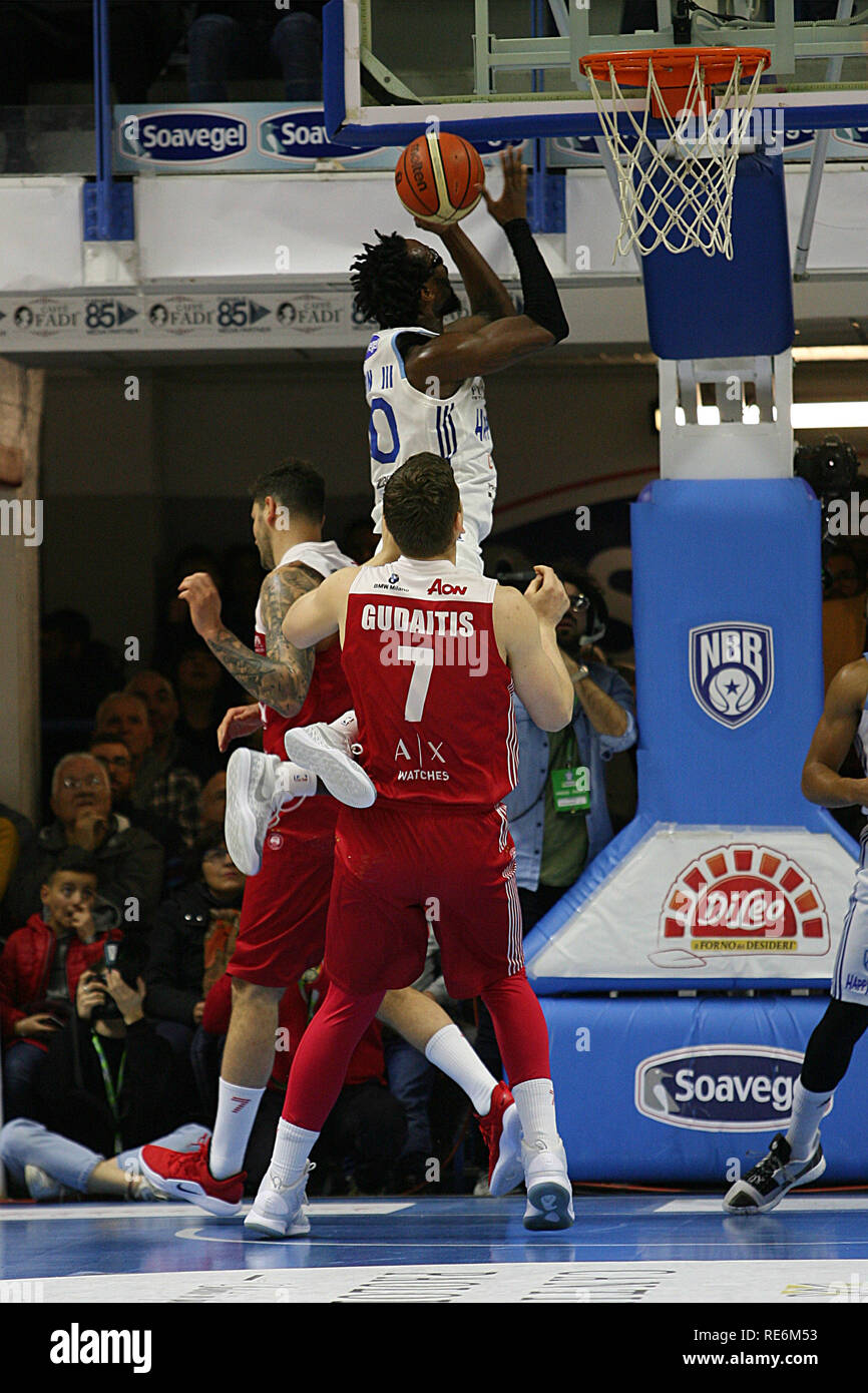 Brindisi, Italia. Xx gen, 2019. Renato Ingenito - LaPresse 20 01 2019 Brindisi(Italia)Sport Casa Felice Brindisi vs Armani Milano - Lega Basket Serie A PosteMobile stagione regolare 16^ giornata 2018 2019 - PalaPentassuglia BrindisiNella foto: Brown a canestroRenato Ingenito - LaPresse 20 01 2019 Brindisi(Italia)Sport Casa Felice Brindisi vs Armani Milano - National Legue PosteMobile una stagione regolare 16&#x221e; round 2018 2019 - PalaPentassuglia BrindisiIn foto: marrone al cestello Credito: LaPresse/Alamy Live News Foto Stock