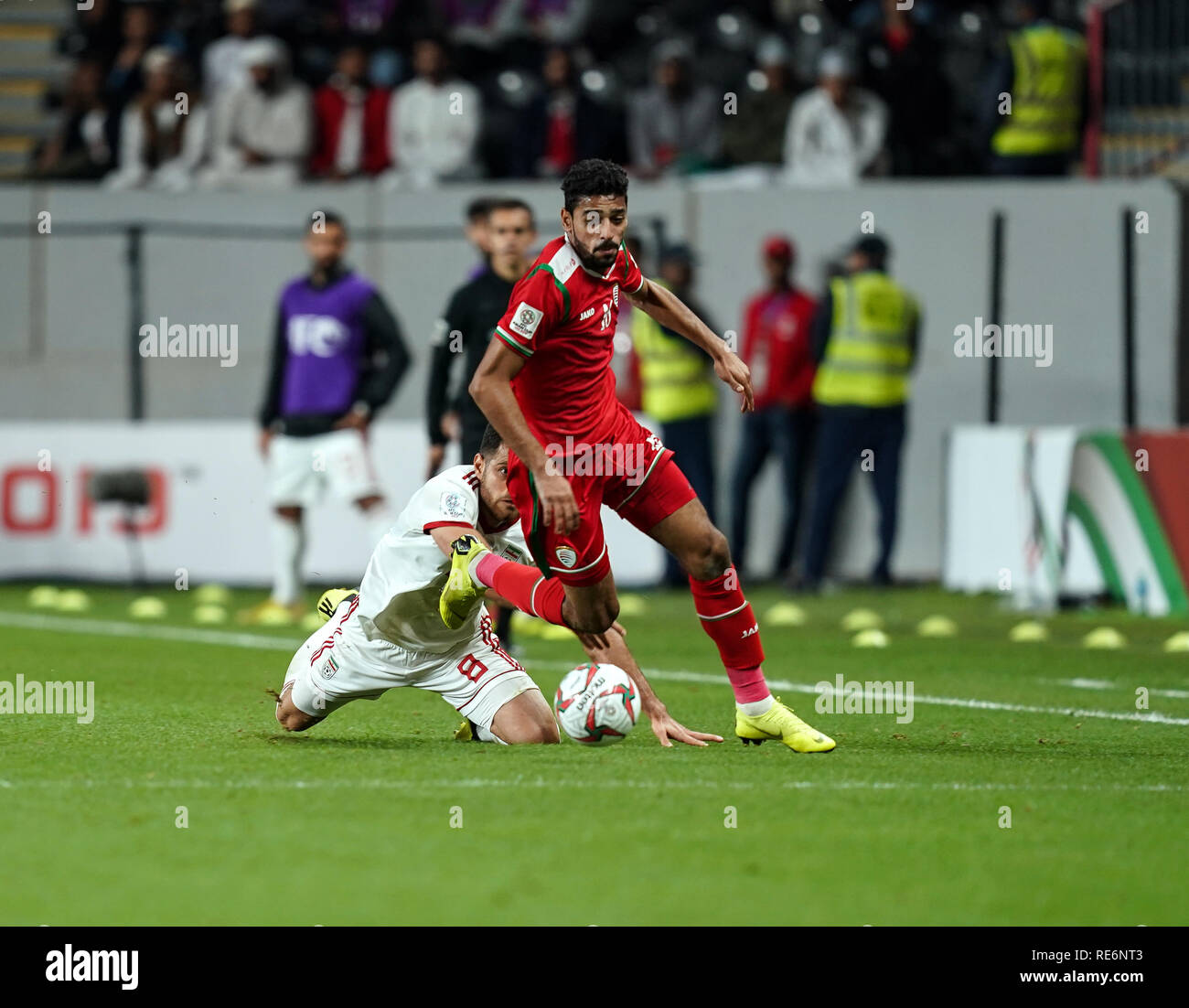 Abu Dhabi, negli Emirati Arabi Uniti. Xx gen, 2019. Il 20 gennaio 2019 : Muhsen Al-Ghassani di Oman oltrepassando Morteza Pouraliganji dell'Iran durante l'Iran v Oman all'Zayed Sport City Stadium di Abu Dhabi, Emirati arabi uniti, AFC Asian Cup, Asian campionato di calcio. Ulrik Pedersen/CSM. Credito: Cal Sport Media/Alamy Live News Foto Stock