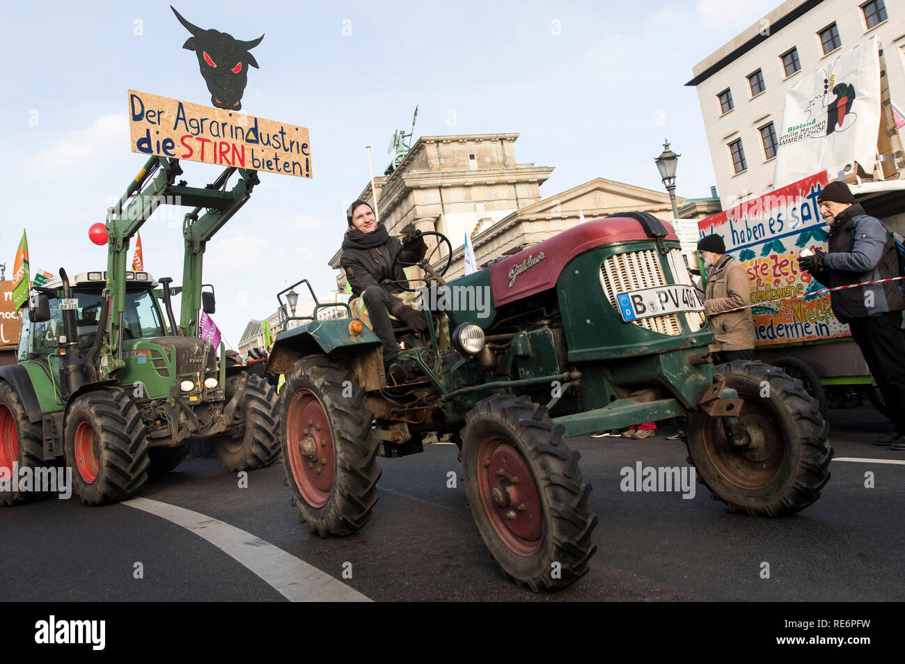 Berlino, Germania. Xix gen, 2019. Gli agricoltori, la tutela ambientale e il benessere degli animali gruppi dimostrare ai margini dell'International la Settimana verde sotto il motto "Siamo stufi" contro la politica agricola del governo federale contro la coltivazione e una inversione di tendenza nel settore agricolo. Berlino, 19.01.2019 | Utilizzo di credito in tutto il mondo: dpa/Alamy Live News Foto Stock