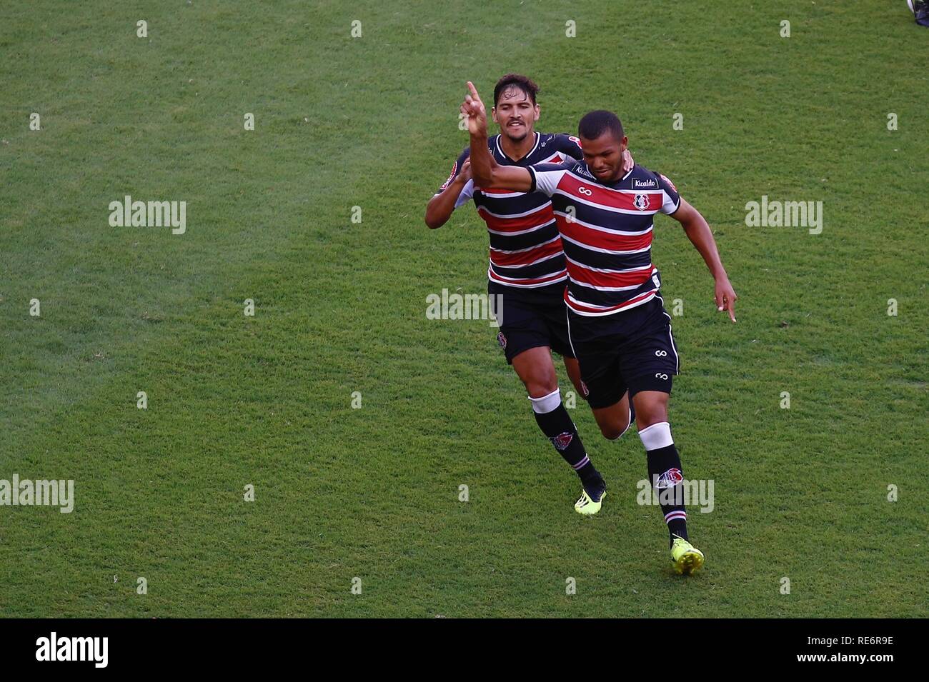 PE - Recife - 20/01/2019 - Pernambucano 2019, Santa Cruz x America PE - Santa Cruz player celebra il suo obiettivo con il giocatore durante una partita contro l'America a Arena Pernambuco Stadium per stato di campionato 2019. Foto: Paulo Paiva / AGIF Foto Stock