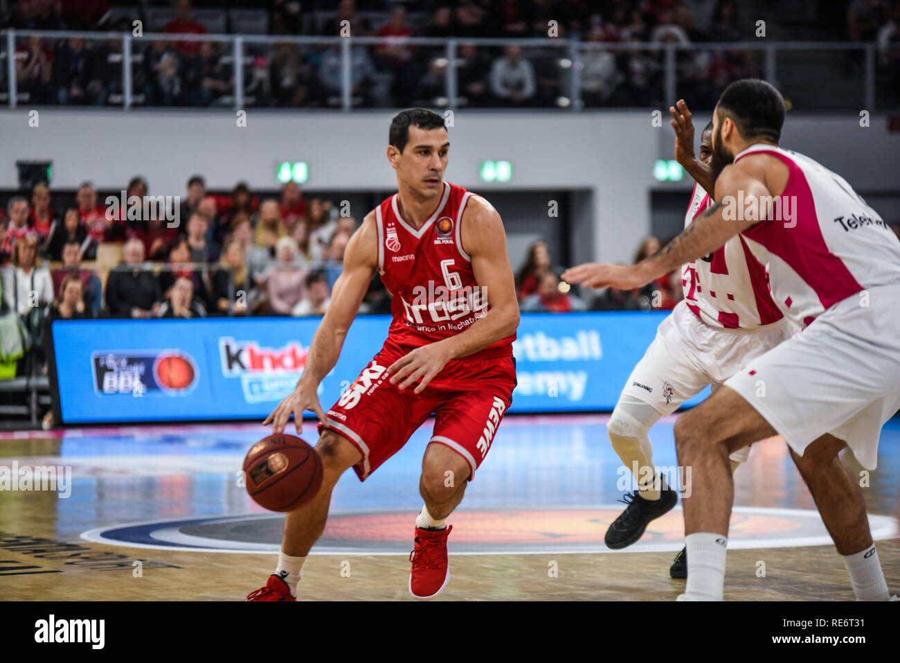 Germania, Bamberg, Brose Arena - 20 Gen 2019 - Pallacanestro, Coppa Tedesca, BBL - Brose Bamberg rispetto ai cestelli di Telekom Bonn - Immagine: Nikolaos Zisis (Brose Bamberg, #6), Martin Breunig (cestini di Telekom Bonn, #12) Foto: Ryan Evans Credito: Ryan Evans/Alamy Live News Foto Stock