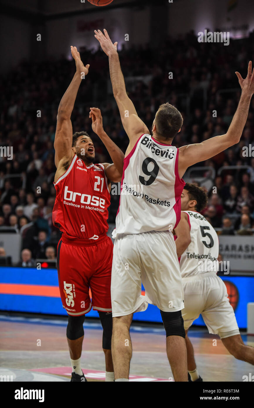 Germania, Bamberg, Brose Arena - 20 Gen 2019 - Pallacanestro, Coppa Tedesca, BBL - Brose Bamberg rispetto ai cestelli di Telekom Bonn - Immagine: Agostino Rubit (Brose Bamberg, #21) tenta un gancio shot, con Stefan Bircevic (cestini di Telekom Bonn, #9) difendere. Foto: Ryan Evans Credito: Ryan Evans/Alamy Live News Foto Stock