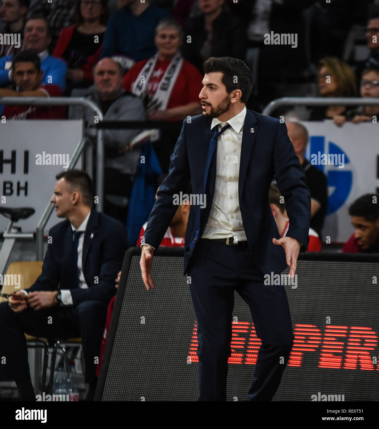 Germania, Bamberg, Brose Arena - 20 Gen 2019 - Pallacanestro, Coppa Tedesca, BBL - Brose Bamberg rispetto ai cestelli di Telekom Bonn - Immagine: Federico Perego (Brose Bamberg, Head Coach) Foto: Ryan Evans Credito: Ryan Evans/Alamy Live News Foto Stock