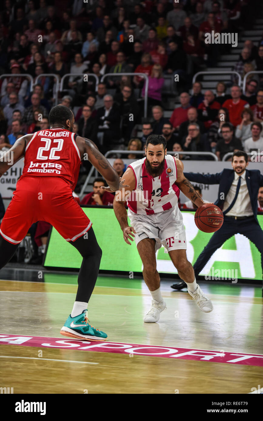 Germania, Bamberg, Brose Arena - 20 Gen 2019 - Pallacanestro, Coppa Tedesca, BBL - Brose Bamberg rispetto ai cestelli di Telekom Bonn - Immagine: Martin Breunig (cestini di Telekom Bonn, #12) trascina il cesto contro la scogliera Alexander (Brose Bamberg, #22), Federico Perego (Brose Bamberg, Head Coach) in background. Foto: Ryan Evans Credito: Ryan Evans/Alamy Live News Foto Stock