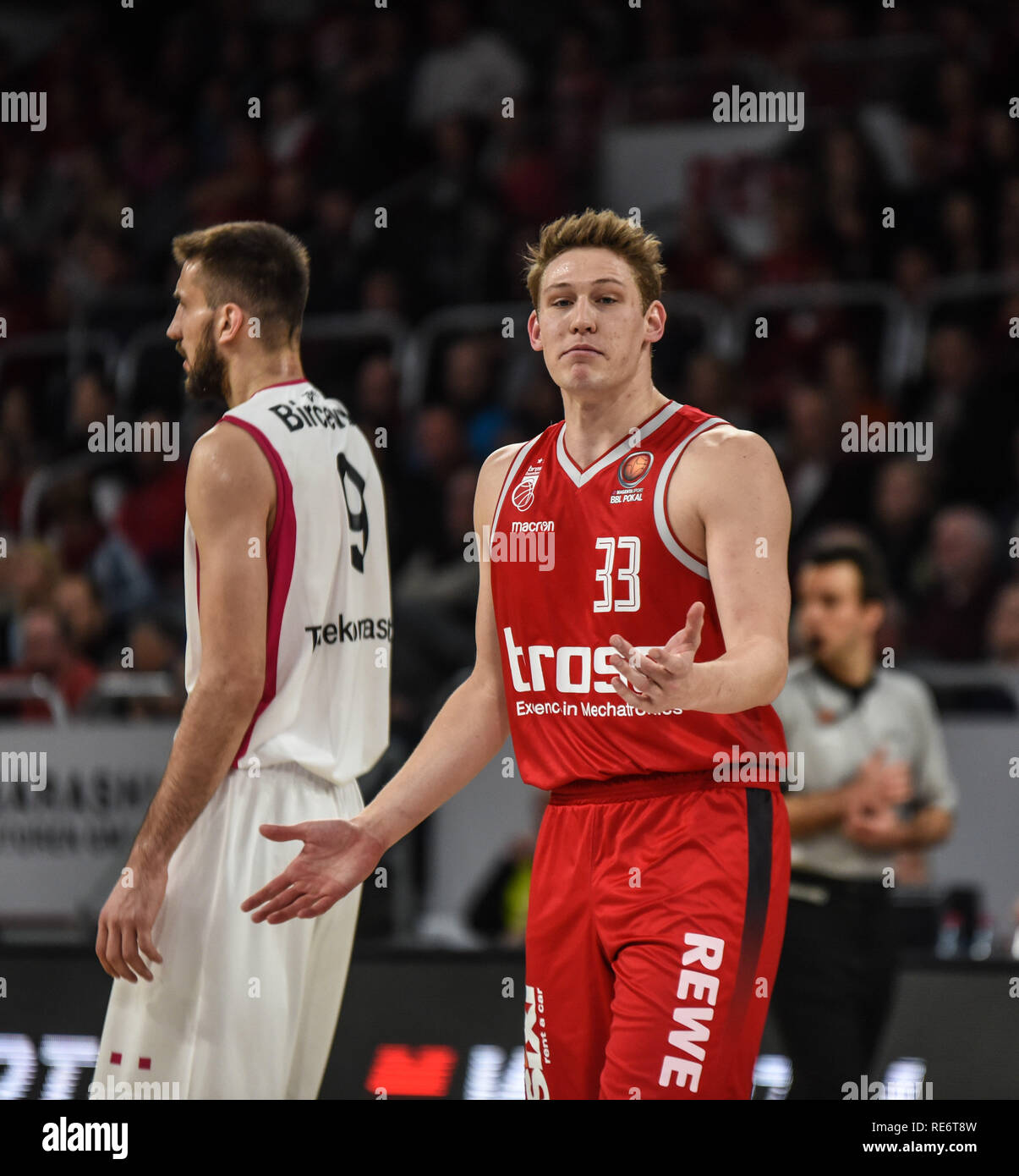 Germania, Bamberg, Brose Arena - 20 Gen 2019 - Pallacanestro, Coppa Tedesca, BBL - Brose Bamberg rispetto ai cestelli di Telekom Bonn - Immagine: Patrick Heckmann (Brose Bamberg, #33) mettere in discussione un fallo chiamata dagli arbitri. Foto: Ryan Evans Credito: Ryan Evans/Alamy Live News Foto Stock