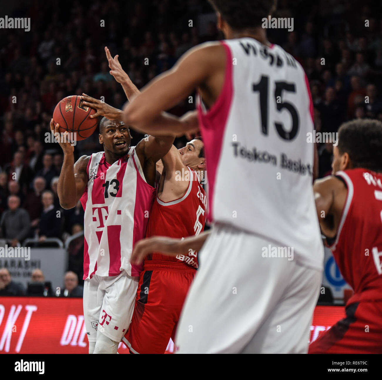 Germania, Bamberg, Brose Arena - 20 Gen 2019 - Pallacanestro, Coppa Tedesca, BBL - Brose Bamberg rispetto ai cestelli di Telekom Bonn - Immagine: Nikolaos Zisis (Brose Bamberg, #6) giocando in difesa aggressiva contro Yorman Polas Bartolo (cestini di Telekom Bonn, #13) Foto: Ryan Evans Credito: Ryan Evans/Alamy Live News Foto Stock