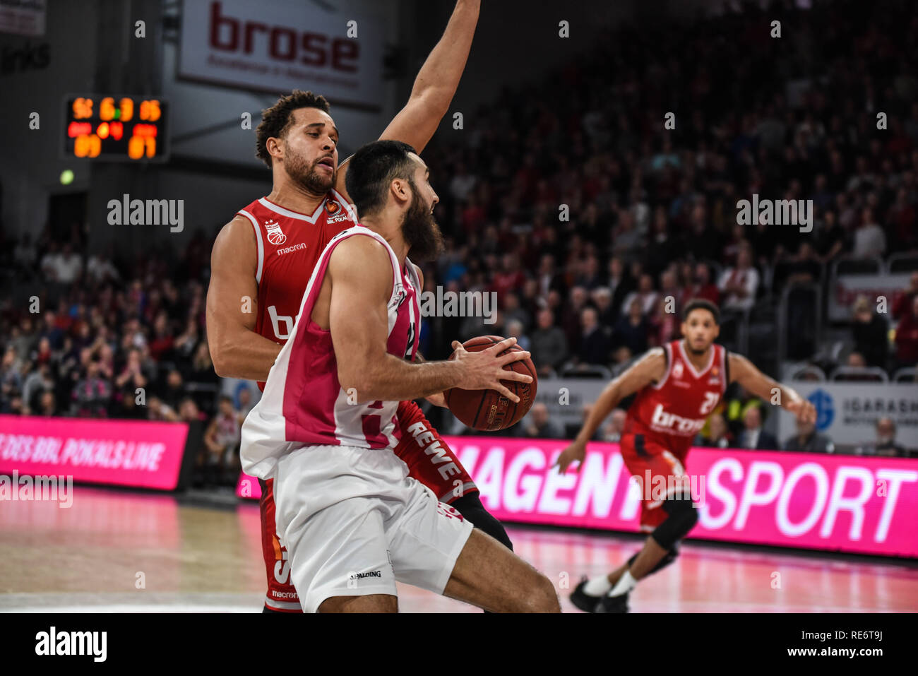 Germania, Bamberg, Brose Arena - 20 Gen 2019 - Pallacanestro, Coppa Tedesca, BBL - Brose Bamberg rispetto ai cestelli di Telekom Bonn - Immagine: Elias Harris (Brose Bamberg, #20) difendere Martin Breunig (cestini di Telekom Bonn, #12) Foto: Ryan Evans Credito: Ryan Evans/Alamy Live News Foto Stock