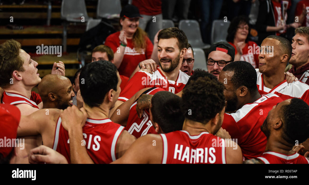 Germania, Bamberg, Brose Arena - 20 Gen 2019 - Pallacanestro, Coppa Tedesca, BBL - Brose Bamberg rispetto ai cestelli di Telekom Bonn - Immagine: Brose Bamberg i giocatori con i fan dopo il gioco. Foto: Ryan Evans Credito: Ryan Evans/Alamy Live News Foto Stock