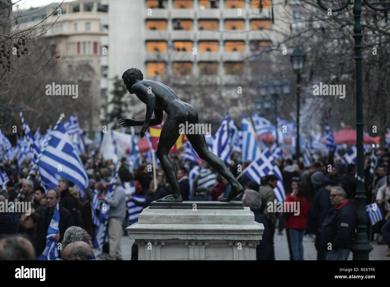 Atene, Grecia. Xx gen, 2019. I dimostranti onda bandiere Greca e gridare slogan per protestare contro il nome macedone trattare ad Atene, in Grecia, il 20 gennaio 2019. Un rally di massa tenuto davanti al parlamento greco ad Atene oltre la Macedonia nome trattativa è stato segnato da violenti scontri di domenica. Piazza Syntagma è stata convertita in un campo di battaglia quando manifestanti incappucciati, cercando di entrare nel cortile del Parlamento, gettò rocce e firebombs alla polizia. Le forze di polizia usato gas lacrimogeni per respingere il tentativo. Credito: Lefteris Partsalis/Xinhua/Alamy Live News Foto Stock