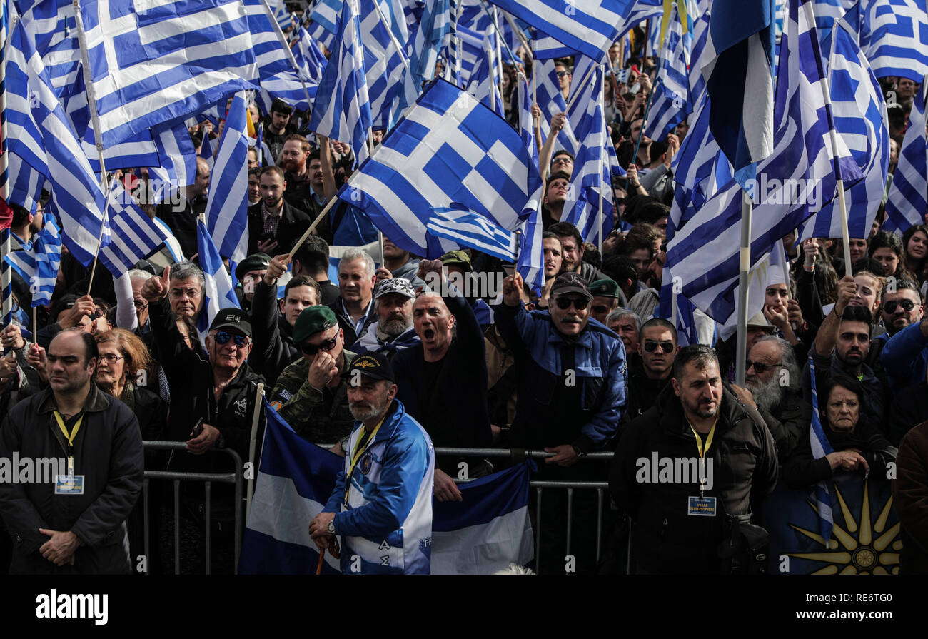 Atene, Grecia. Xx gen, 2019. I dimostranti onda bandiere Greca e gridare slogan per protestare contro il nome macedone trattare ad Atene, in Grecia, il 20 gennaio 2019. Un rally di massa tenuto davanti al parlamento greco ad Atene oltre la Macedonia nome trattativa è stato segnato da violenti scontri di domenica. Piazza Syntagma è stata convertita in un campo di battaglia quando manifestanti incappucciati, cercando di entrare nel cortile del Parlamento, gettò rocce e firebombs alla polizia. Le forze di polizia usato gas lacrimogeni per respingere il tentativo. Credito: Lefteris Partsalis/Xinhua/Alamy Live News Foto Stock