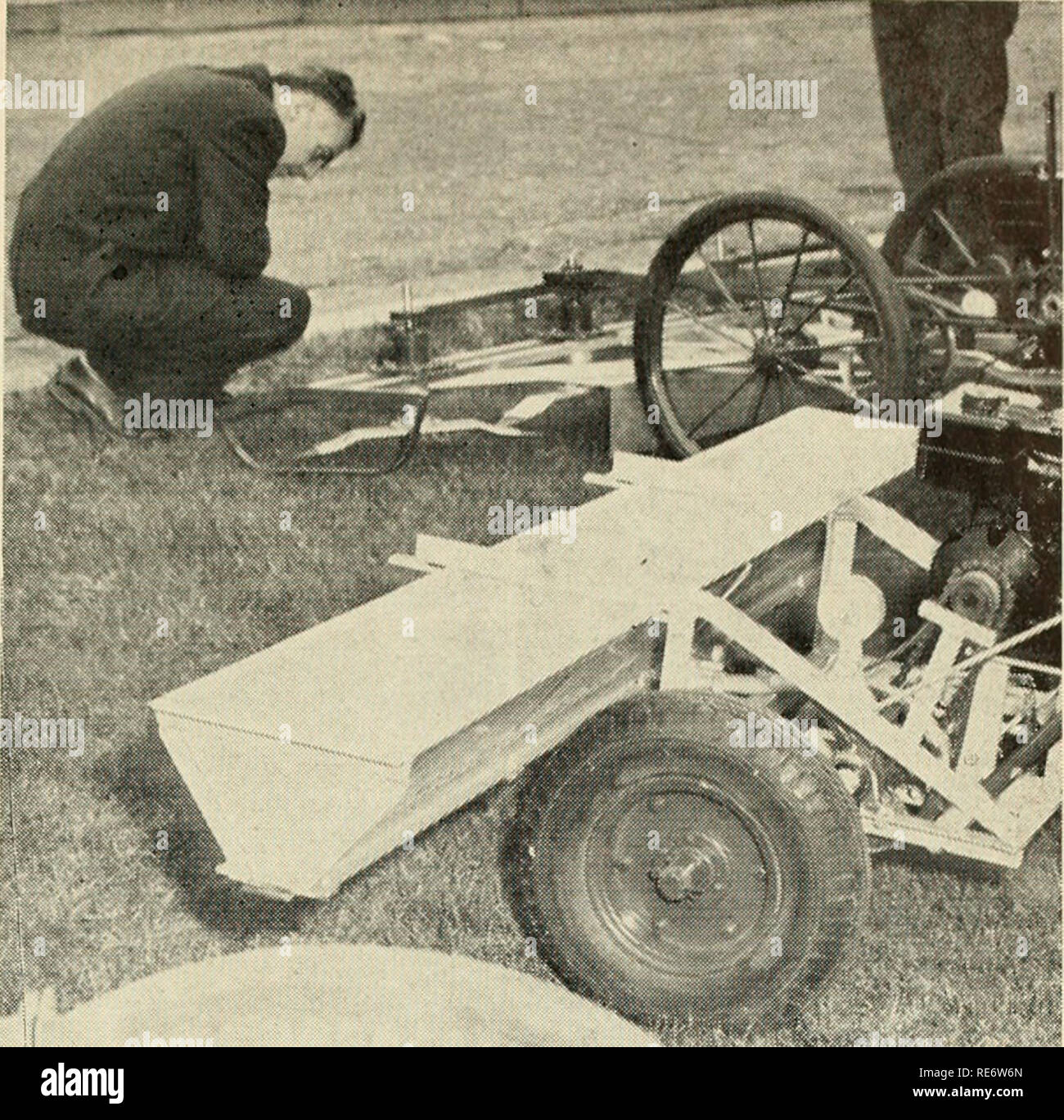 . Cranberries; : la nazionale rivista di mirtillo palustre. Cranberries. pany, Waroliam e la Plymouth; (' &gt;t L Equipment Company, Acush- rict; Richmond's Automotive Serv- ghiaccio, Middleboro; Charles W. Harris Co., Nord Dighton Staplin;;;; ma- chine Company, Rockaway, N. J.; Virilium Corporation, Medway; Hoptu Vendite e servizio, Fall River; Hayden società separatore, Wareham: Davis Tractor Company, llnston; Farme orientale.-s' Ex- rliange, Springfield. Membri del consiglio generale commit- tee sono stati il Dott. Federico B. Chand- ler, della stazione di esperimento, ohairman; essendo assistita da Ferris C. Waite di NCA, Ralph Tha Foto Stock