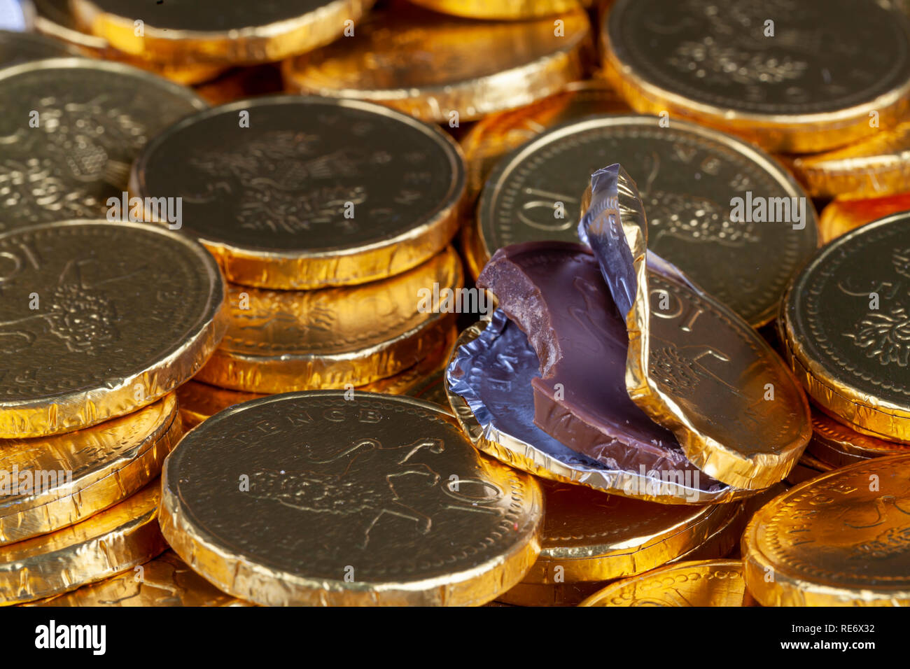 Moneta di cioccolato sfondi di cioccolato moneta in euro denaro su