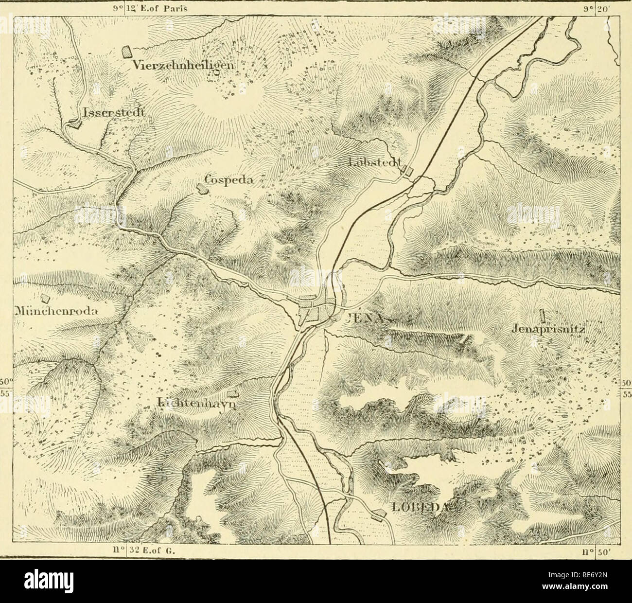 . La terra e i suoi abitanti ... La geografia. 266 GERMANIA. Il centro della città è ancora abbastanza medioevale nel suo aspetto e la cattedrale gotica, insieme con i vecchi edifici nelle sue vicinanze, forma un molto pittoresco oggetto. Erfurt è famoso per il suo mercato giardini e vivai, irrigati da canali derivati dalla Gera. Eeichard, nel XVIII secolo, hanno contribuito molto verso la loro condizione fiorente. Tutti i tipi di verdura, medicinali e orna- piante mentale sono esportati in ogni parte del mondo. La parziale distruzione delle antiche mura ha ammesso di un prolungamento di th Foto Stock