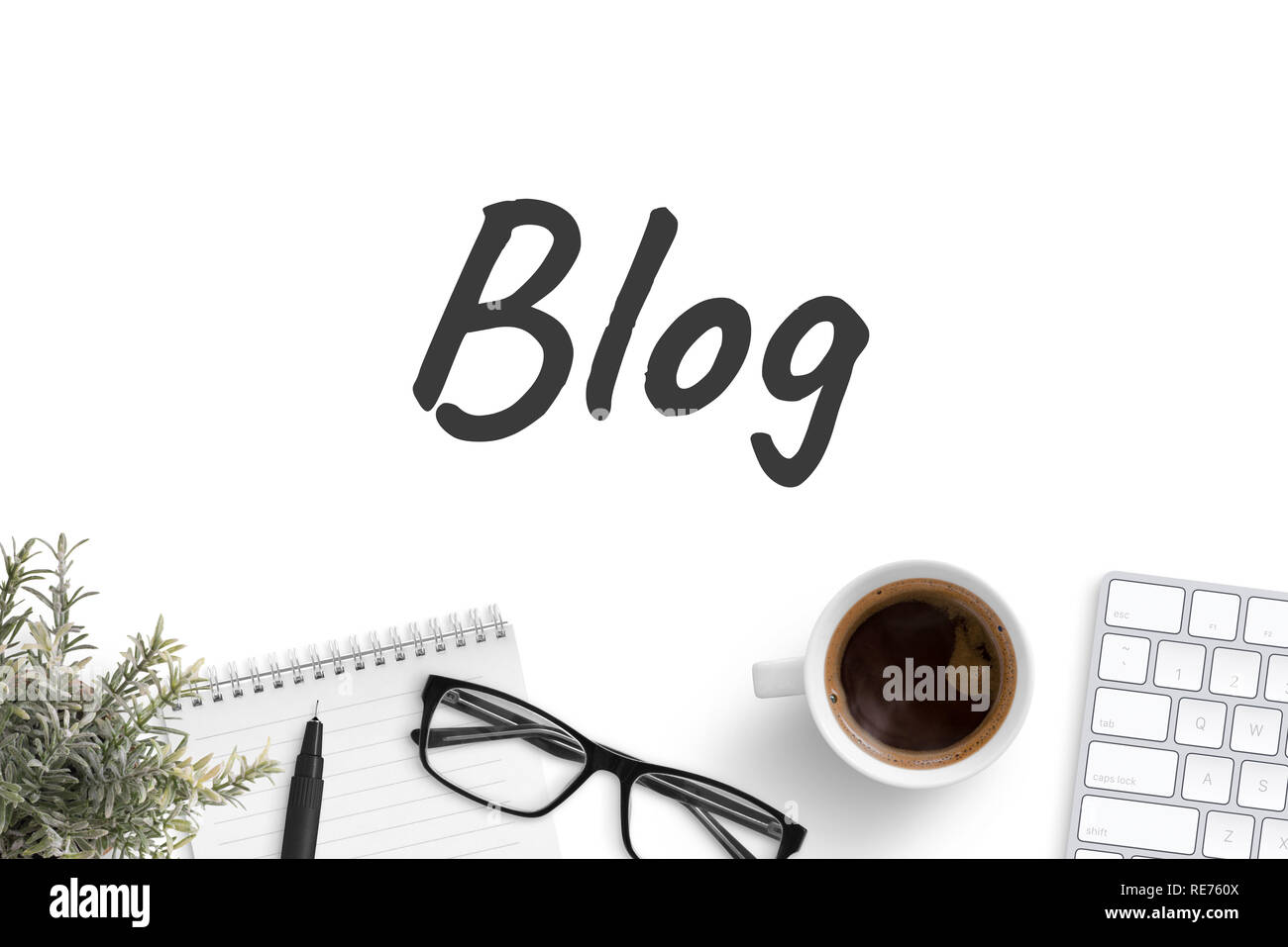 Il testo dei blog su bianco scrivania in ufficio. Blocco note, matita, bicchieri, tazza di caffè, impianti e la tastiera sul fondo. Scrivere blog concetto. Vista superiore, piatto laici. Foto Stock
