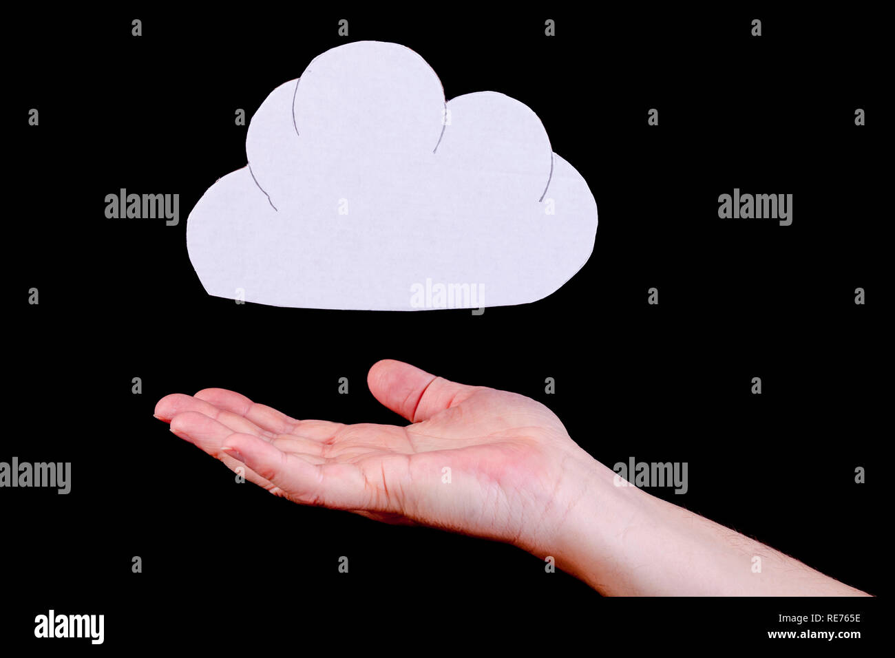 Il cloud computing, il furto di identità e la protezione dei dati concetto. Ritaglio cloud con un essere umano mano aperta al di sotto del cloud. Foto Stock