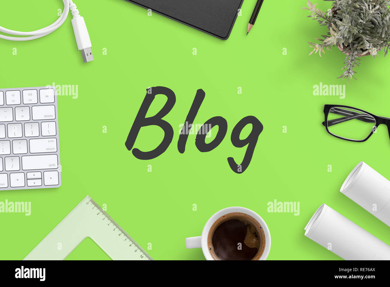 Blog di testo verde sulla scrivania in ufficio circondato con la scrittura, forniture d'ufficio. Il concetto di blogging, vista dall'alto, piatto laici. Foto Stock