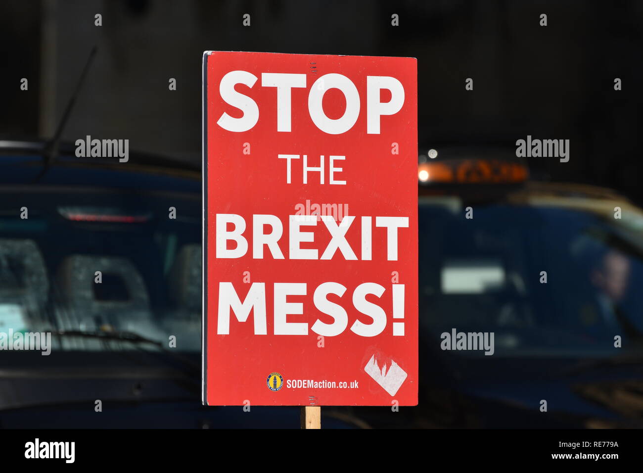 Un 'Stop la Brexit Mess" cartello stradale al di fuori del Parlamento britannico a Westminster, Londra, Regno Unito. Jan 2019 Foto Stock