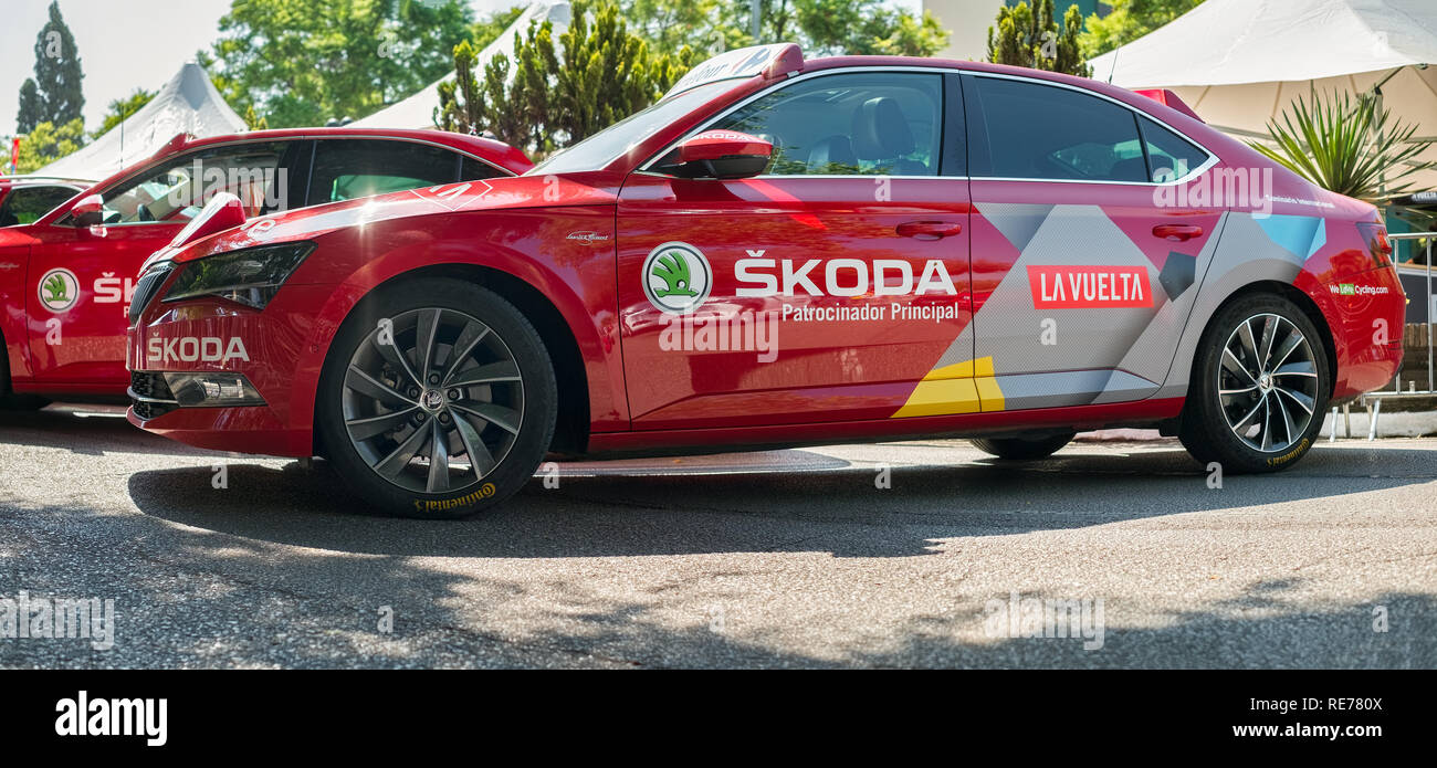 Il messaggio pubblicitario Skoda auto parcheggiate all'inizio della Vuelta de Espana 2018, stadio 2, Marbella, Costa del Sol, Malaga, Spagna Foto Stock