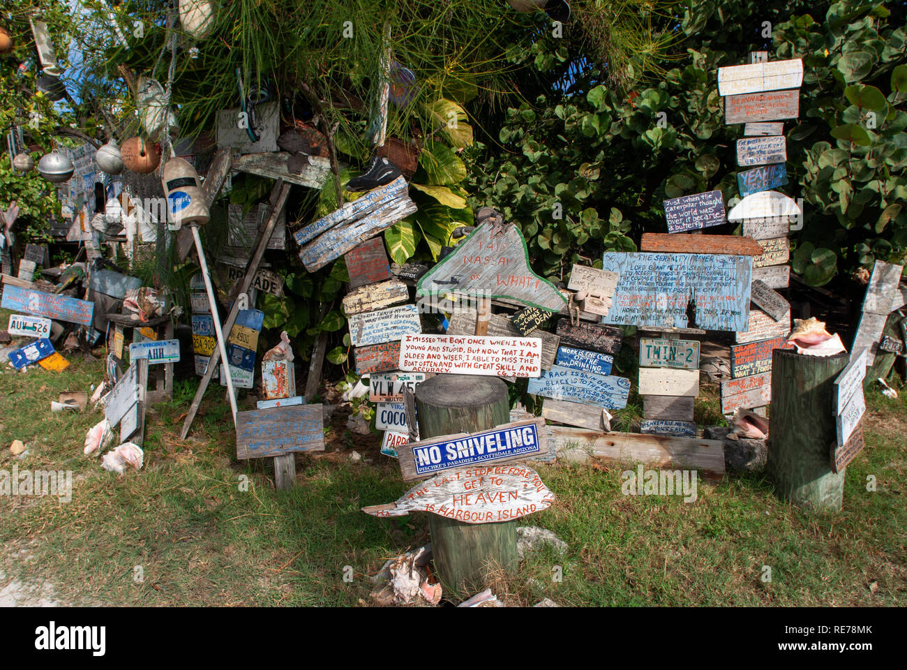 Segni di stravagante e vecchie targhe presso lo zio di Ralph Aura Corner, Dunmore Town, Harbour Island, Bahamas. Esposizione di targhe. Foto Stock