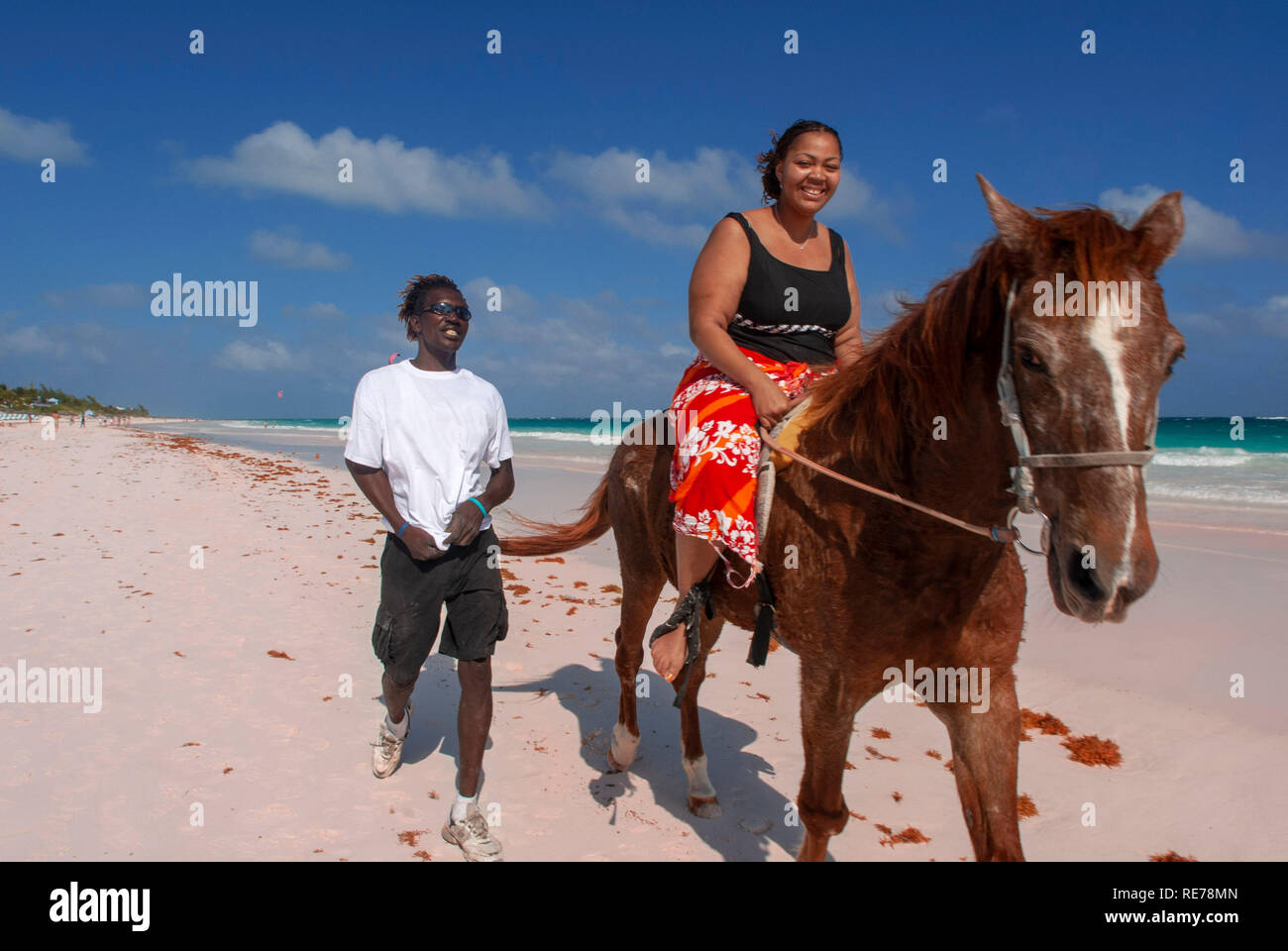 Passeggiate a cavallo a sabbia Rosa Beach. Dunmore Town, Harbour Island, Eleuthera. Bahamas Foto Stock