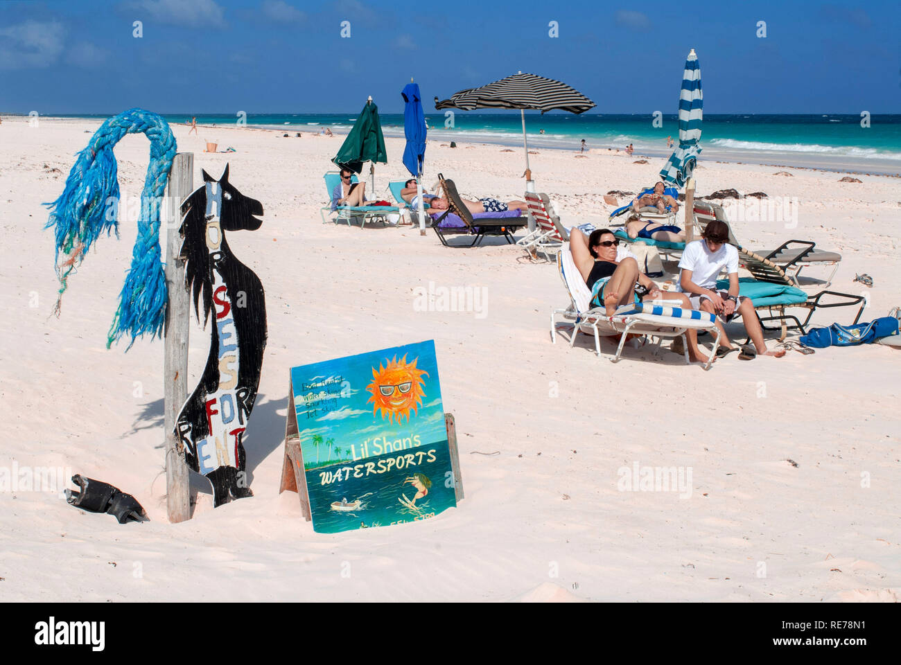 I turisti alla sabbia Rosa Beach. Dunmore Town, Harbour Island, Eleuthera. Bahamas Foto Stock