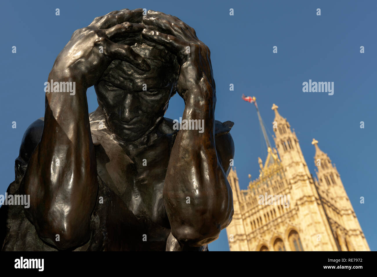 Parte di una scultura suggerendo la disperazione, al di fuori della sede del parlamento di Westminster a Londra. Parte di i borghesi di Calais di Auguste Rodin. Foto Stock