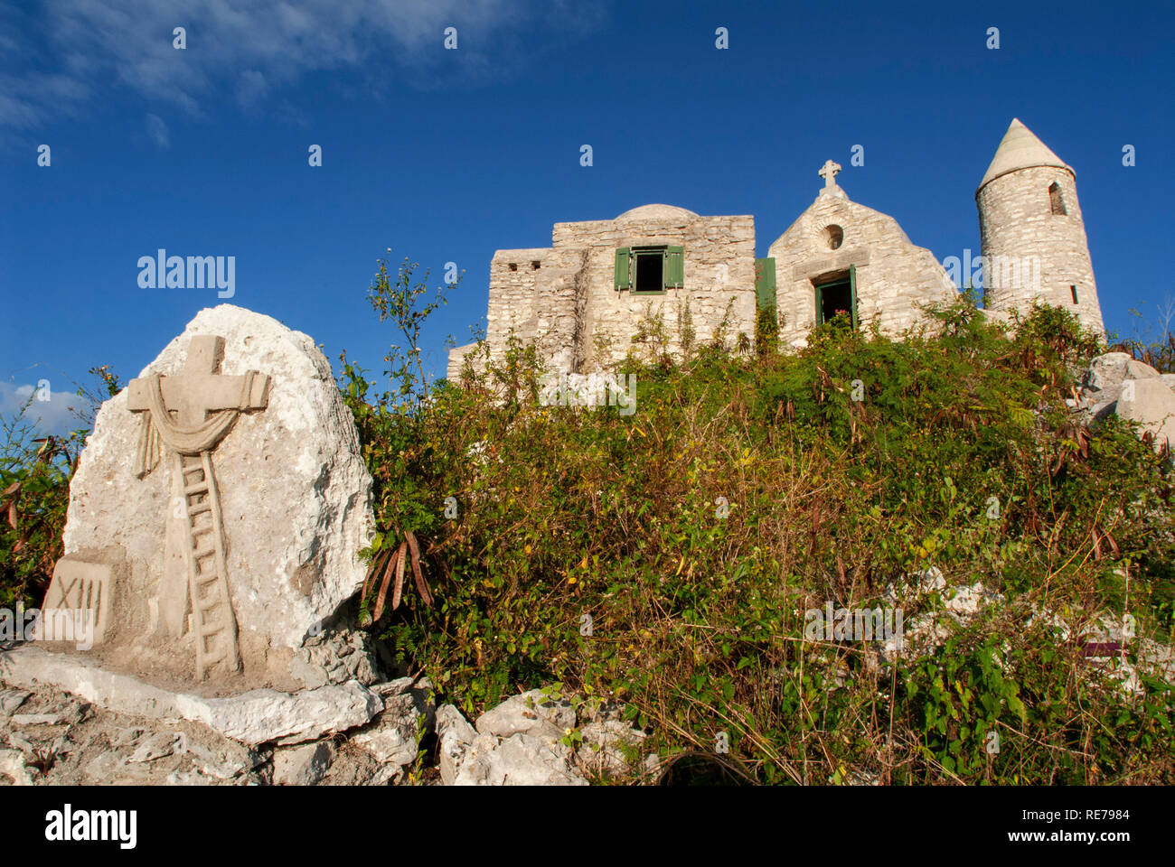 L'Ermite piccolo monastero alla sommità del monte Alvernia su Cat Island, oltre 63 metri, Bahamas. Mt. Alvernia Hermitage e Padre Girolamo tomba in cima C Foto Stock