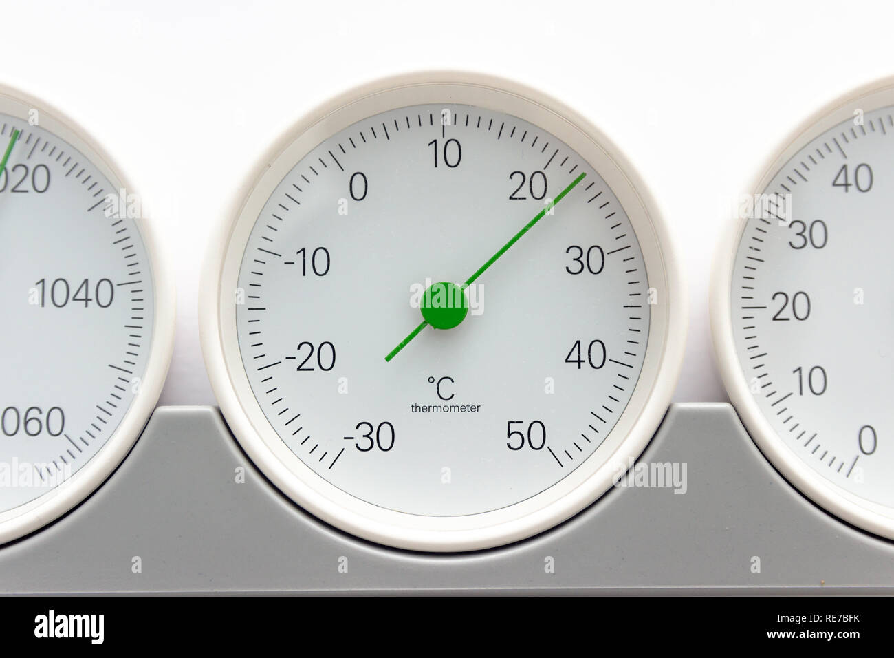 Moderno, round del barometro termometro, igrometro. Dispositivo analogico  per la misura di temperatura, umidità e pressione atmosferica Foto stock -  Alamy