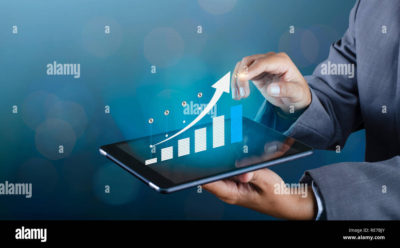 Grafico della crescita finanziaria delle comunicazioni globali Binary Smart Phone e il mondo Internet Business persone premere il tasto telefono per comunicare in Internet S Foto Stock