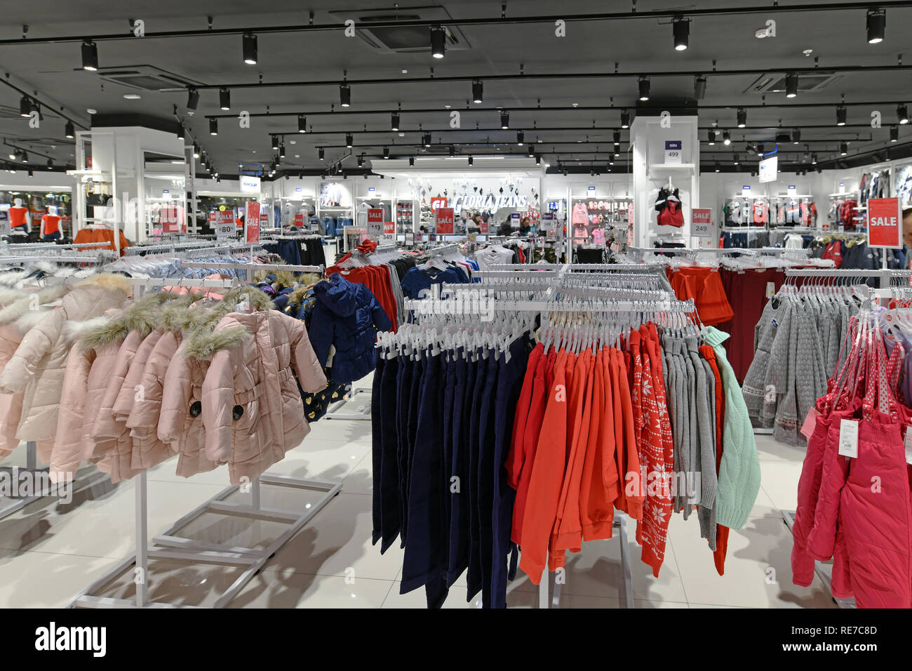 Mosca, Russia - 18 gennaio. 2019. Gloria Jeans shop - Azienda per la  produzione e il commercio di articoli di abbigliamento per bambini e  giovani Foto stock - Alamy