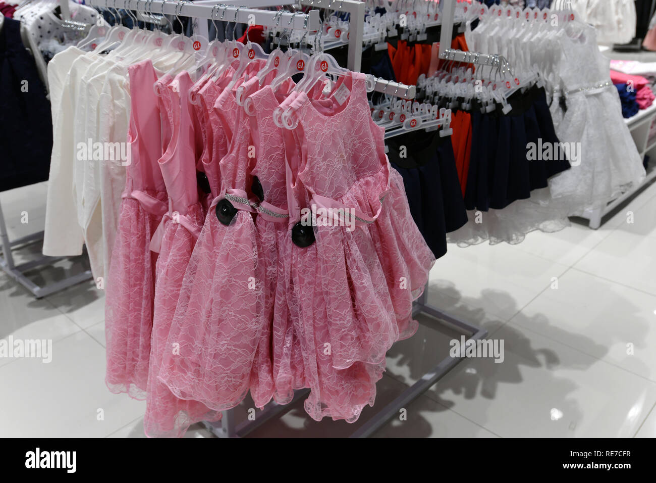 Mosca, Russia - 18 gennaio. 2019. Abbigliamento Per ragazze in Gloria Jeans  shop. Azienda per la produzione e il commercio di articoli di abbigliamento  per bambini e giovani Foto stock - Alamy
