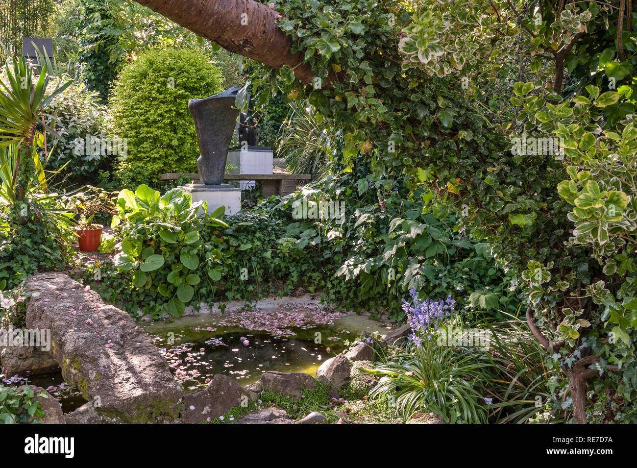 Il Barbara Hepworth Museum e il giardino di sculture, St Ives, Cornwall, Regno Unito. Foto Stock