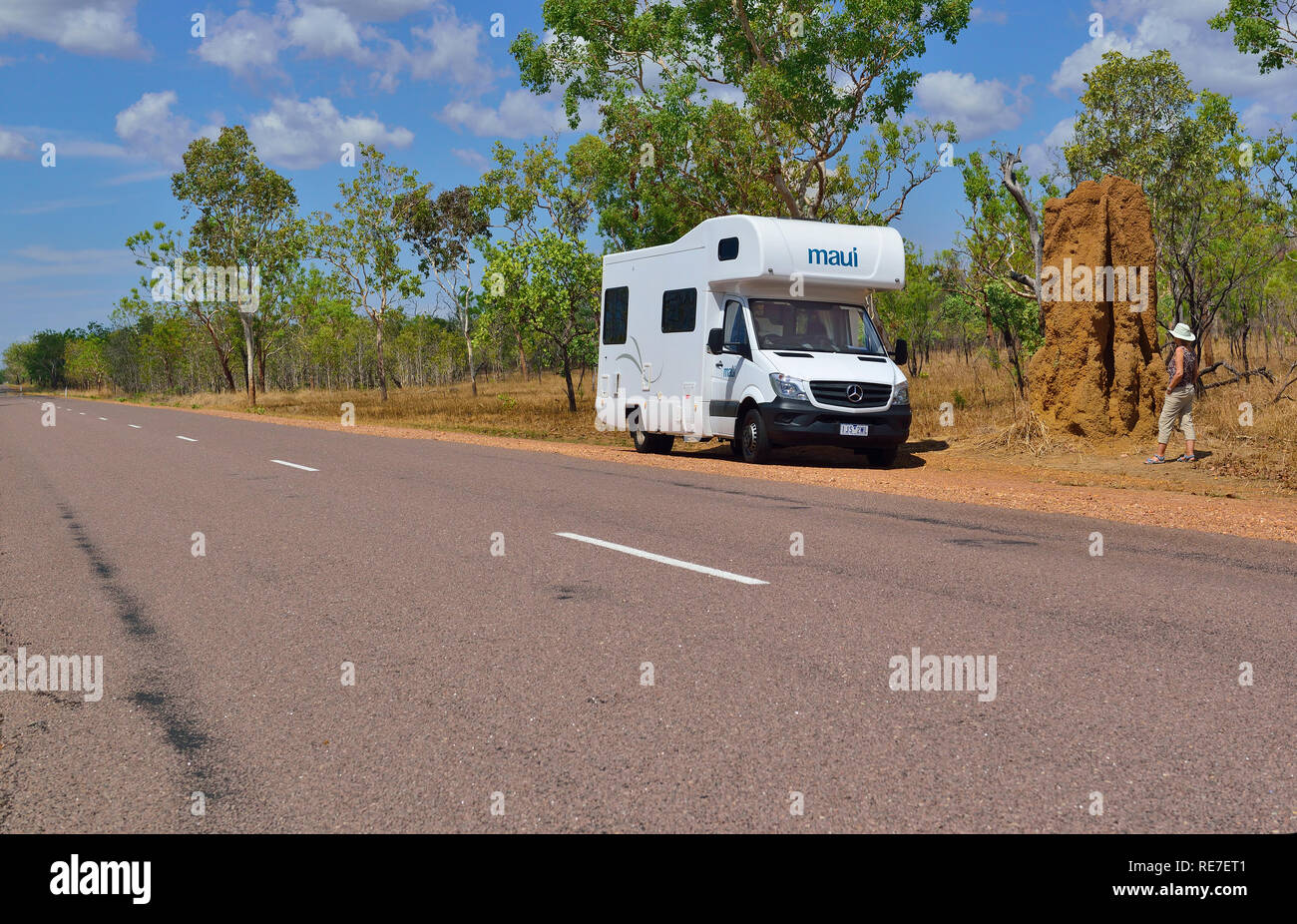 Camper turista si ferma sul lato strada a guardare una cattedrale termite mound uno dei più famosi siti di Kakadu Territori del Nord Australia Foto Stock