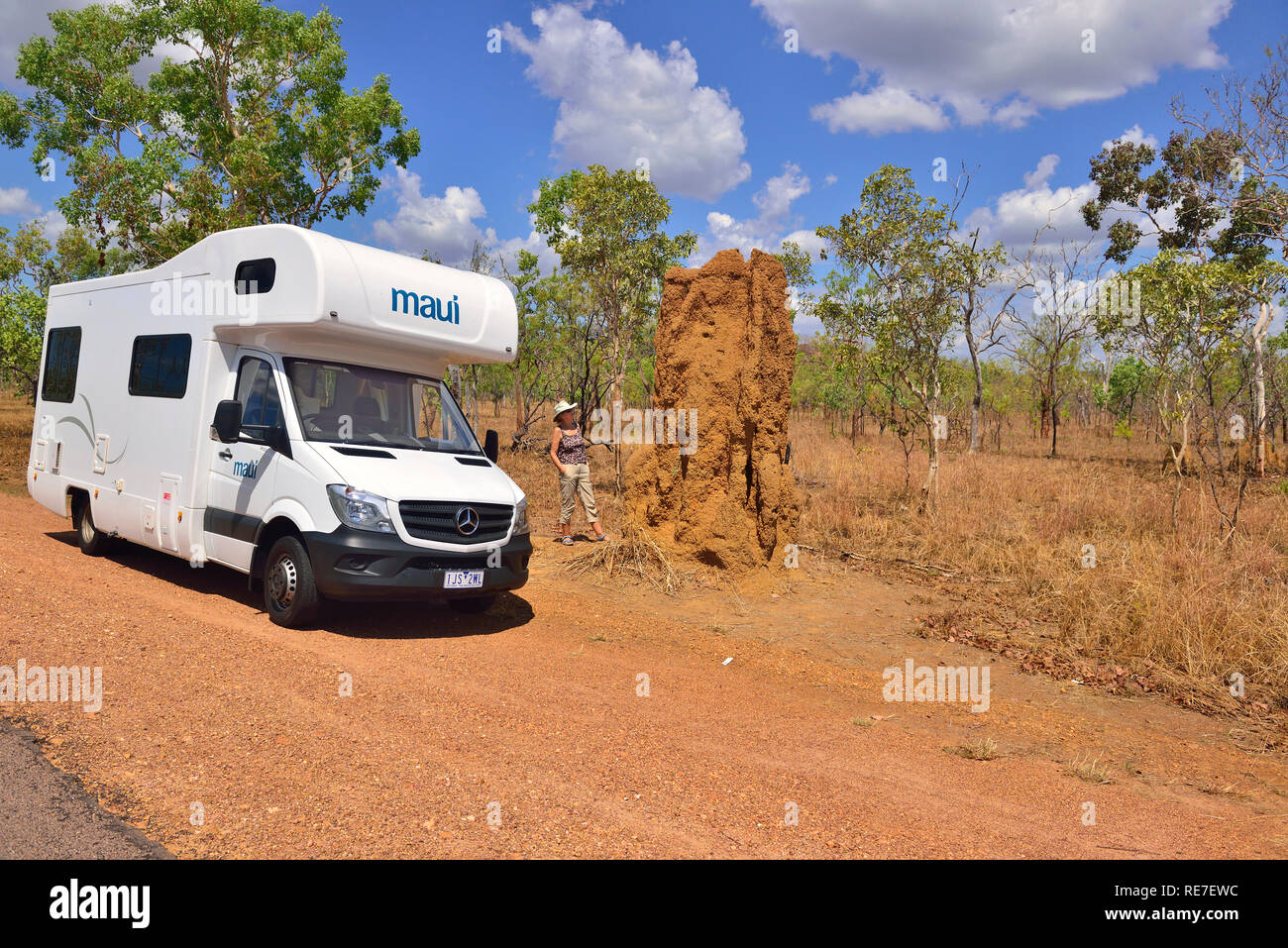 Camper turista si ferma sul lato strada a guardare una cattedrale termite mound uno dei più famosi siti di Kakadu Territori del Nord Australia Foto Stock