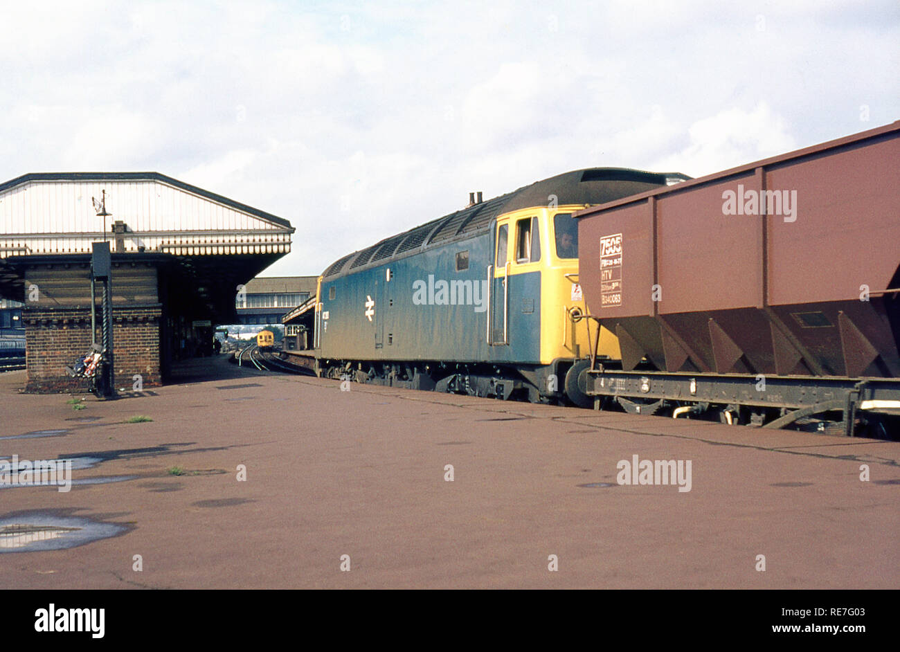 47283 classe a Clapham Junction Station con un treno di tramoggia 18 Marzo 1972 Foto Stock