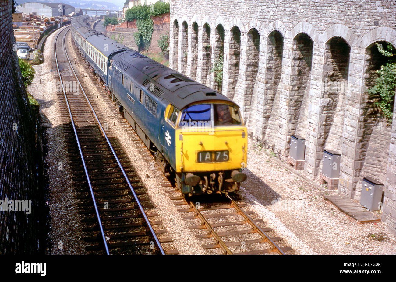 D1033 Western Trooper a Teignmouth con il 08.45 Penzance al treno di Paddington 6 Luglio 1975 Foto Stock