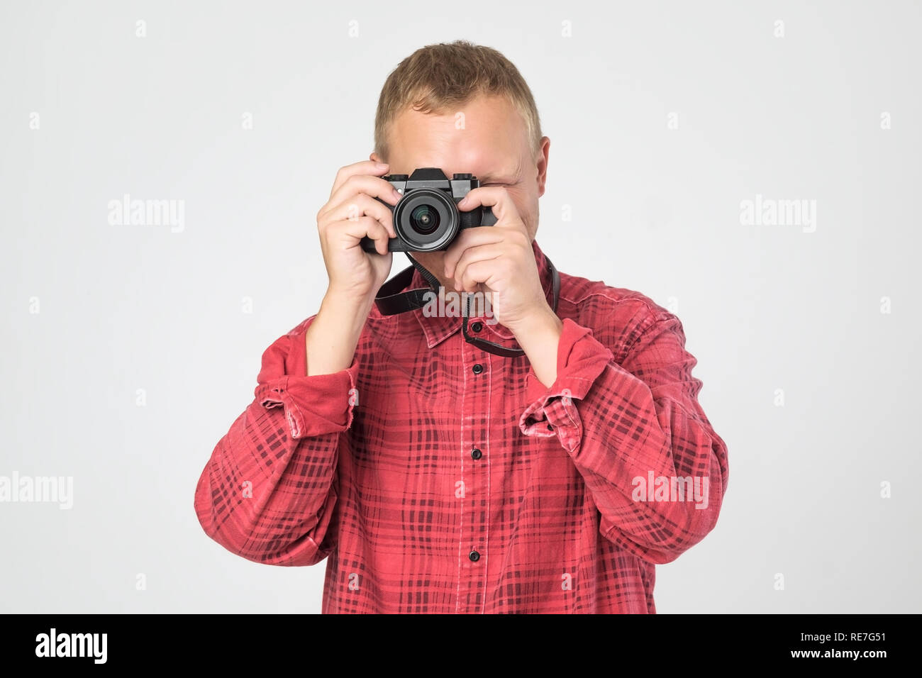 Bel giovane azienda vintage vecchia telecamera cinematografica Foto Stock