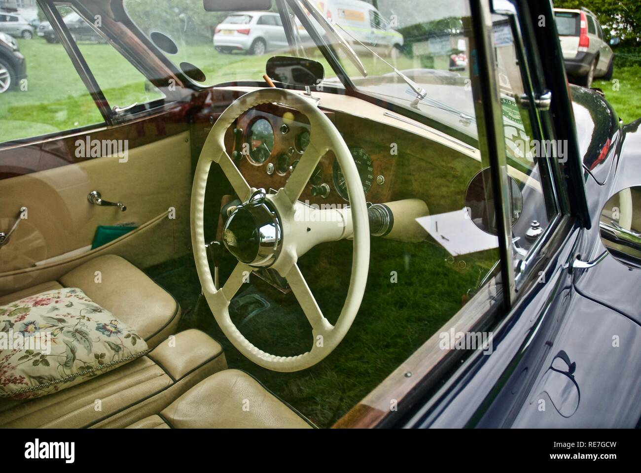 Interno della Jaguar XK120 roadster convertibile in Anglesey Vintage Rally, Anglesey, Galles del Nord, Regno Unito, maggio 2015 Foto Stock