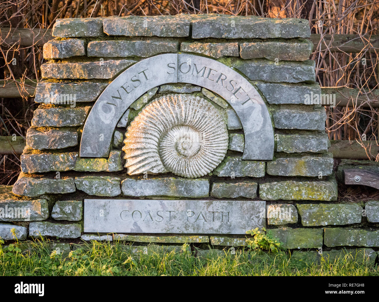 A partire pont del Somerset West coast path in Minehead che costeggia la contea di Jurassic Coast e ha l'Ammonita come suo emblema Foto Stock