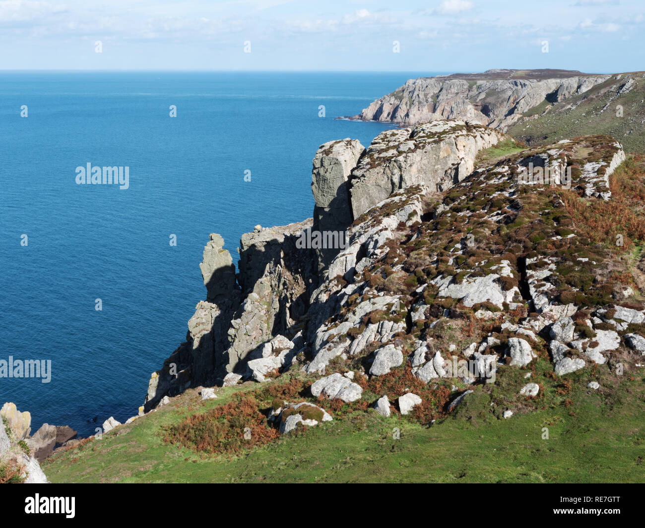 Aspre scogliere di granito sulla costa atlantica occidentale di Lundy Island nel canale di Bristol al largo della costa del North Devon Regno Unito Foto Stock