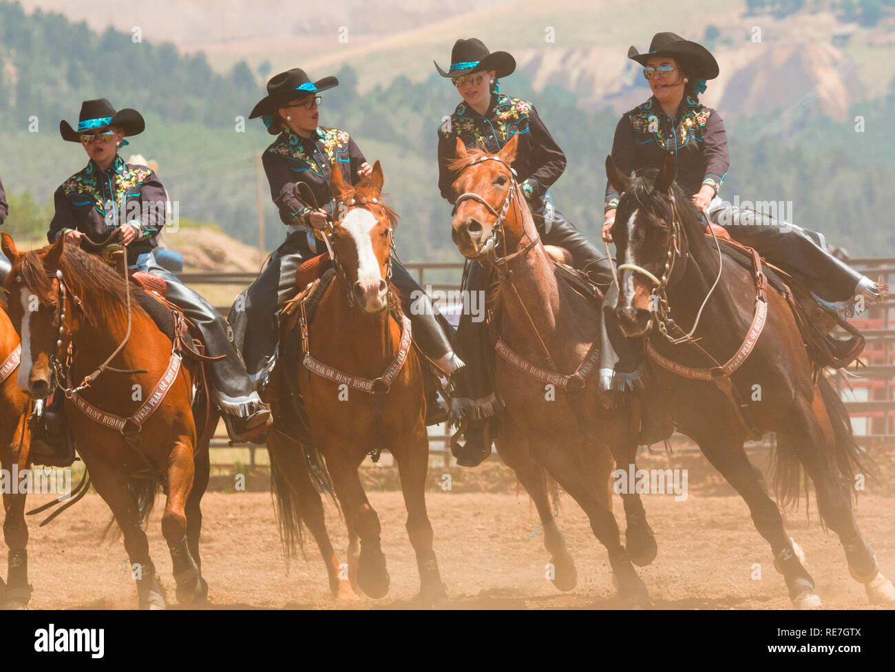 I cowboys e cowgirls competere in cima al mondo Rodeo Foto Stock