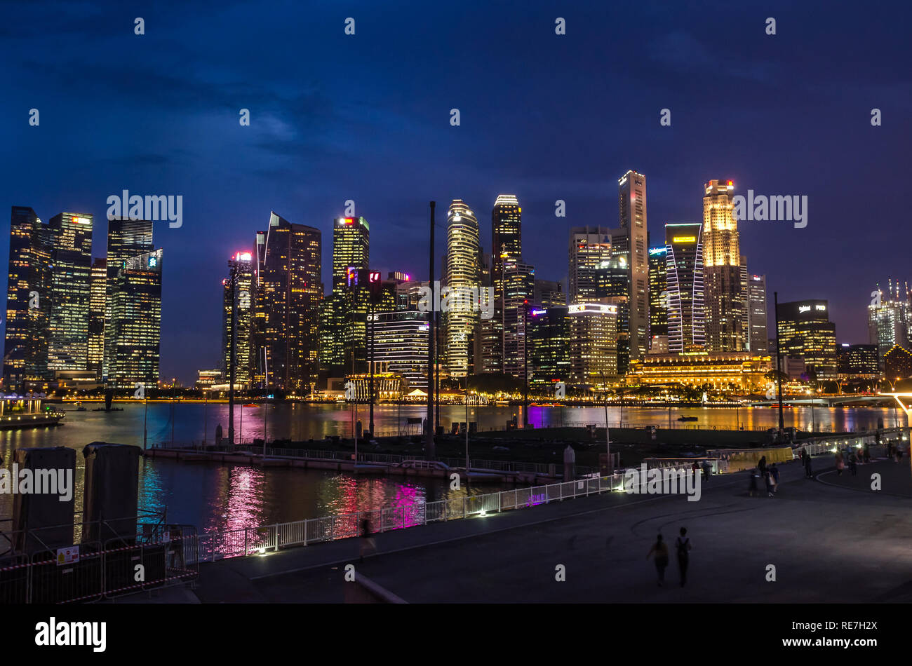 Singapore, Sud-est asiatico - Dicembre 14, 2018: vista panoramica sotto il cielo blu del Central Business District skyline. Marina Bay nella zona crepuscolare. Foto Stock