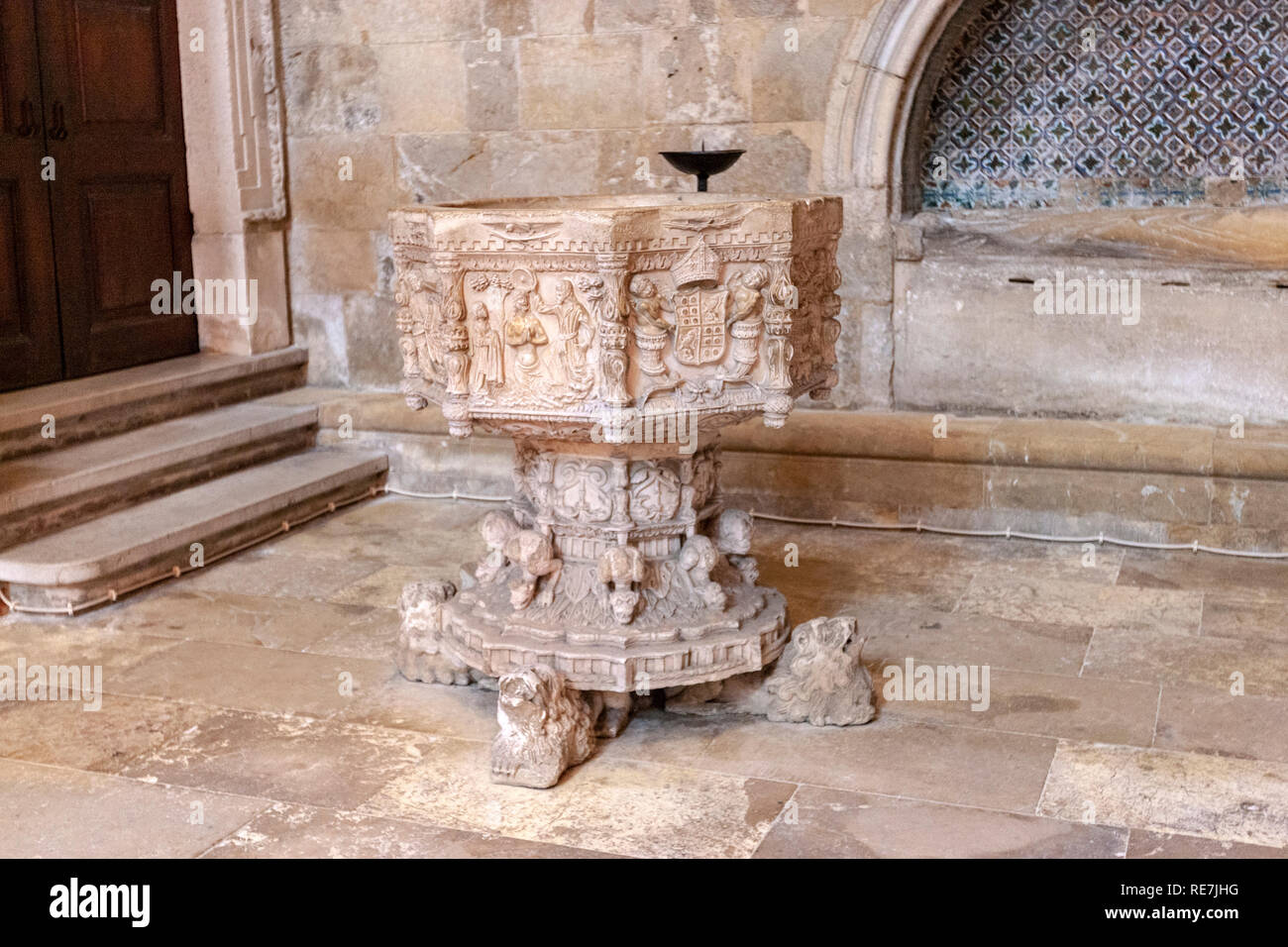 Fonte battesimale, vecchia cattedrale, Sé Velha, Largo Sé Velha, Coimbra, Portogallo Foto Stock