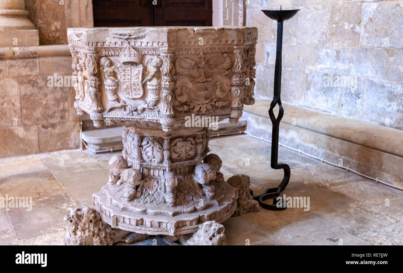 Fonte battesimale, vecchia cattedrale, Sé Velha, Largo Sé Velha, Coimbra, Portogallo Foto Stock